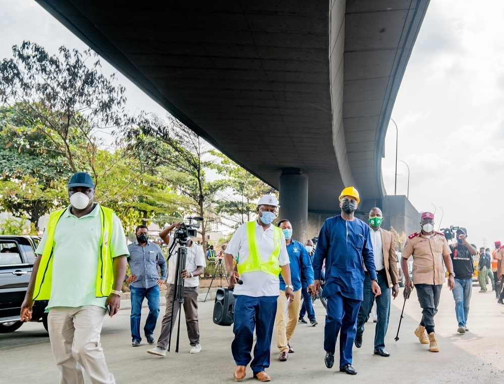 Hon. Minister of Works and Housing, Mr Babatunde Fashola, SAN (middle),theÂ Director Highways, Bridges and Design,Â Engr. Emmanuel Adeoye (left)Â Federal Controller of Works in Lagos, Engr. Olukayode Â Popoola (left),Â theÂ Federal Road Safety Corps,Â Sector Commander in Lagos State, Mr Olusegun Ogungbemide Â (2nd left)Â and others during the inspection of the damaged pier of the Airport link bridge at Toyota Bus Stop along Apapa - Oshodi - Oworonshoki Expressway in Lagos State on Thursday, 14th JanuaryÂ 2021