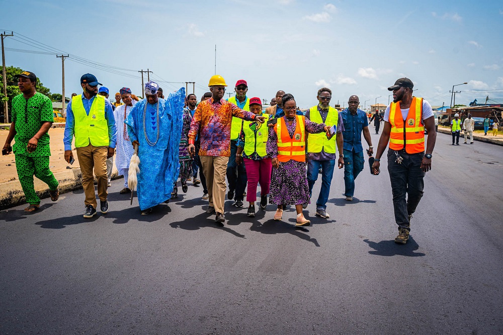 Hon. Minister of Works and Housing, Mr Babatunde Fashola,SAN (middle), the Special Adviser to the Governor of Lagos State on Works and Infrastructure, Engr. (Mrs) Aramide Adeyoye (3rd right), Federal Controller of Works,Lagos State, Engr. Umar Bakare (right), the Engineer&#039;s Representative on the Project, Engr. Olukorede Kesha (2nd right) and the Onibereko of Ibereko in Badagry, Oba Israel Adewale Okoya (2nd left) and others  during the Hon. Minister&#039;s inspection of the Ongoing Expansion and Rehabilitation of the Lagos - Badagry Expressway in Lagos State on Saturday, 8th April 2023
